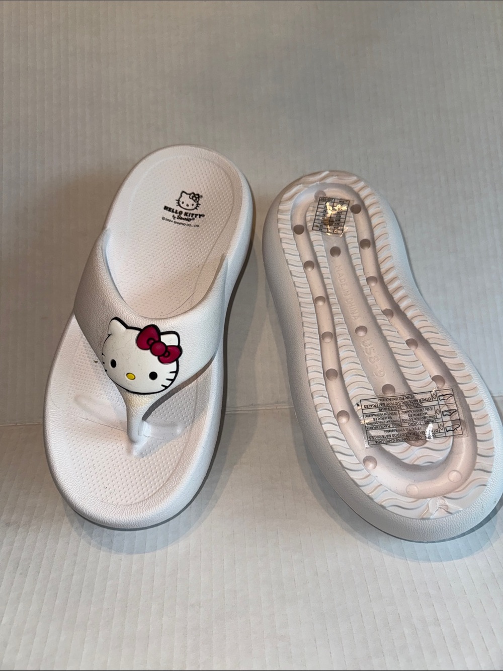 Hello Kitty White Thong Sandals with Pink Bow Accent